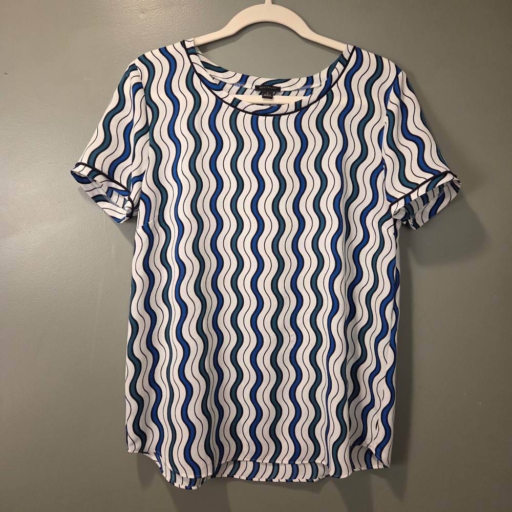 Ann Taylor Women's‎ Wavy Print Short Sleeve Blouse Size M White Black Blue